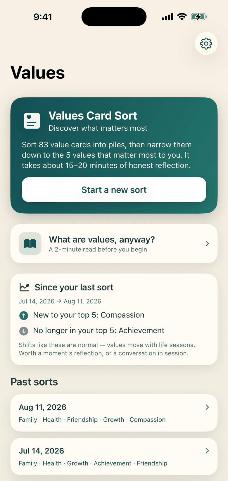 La app en un iPhone, en inglés. La pantalla de inicio muestra tres ejercicios anteriores y lo que cambió entre los dos últimos: Compasión entró a los cinco más importantes y Logro salió.